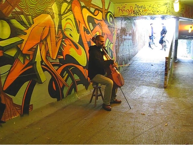 Cello under the bridge - vid&eacute;o